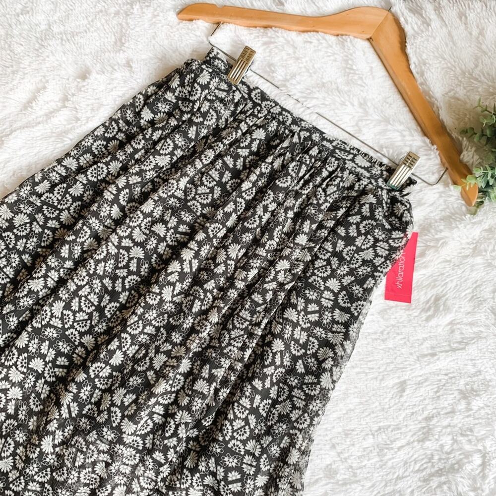 Xhilaration | NWT Size XS Black and White Geometric Skirt with Slit
